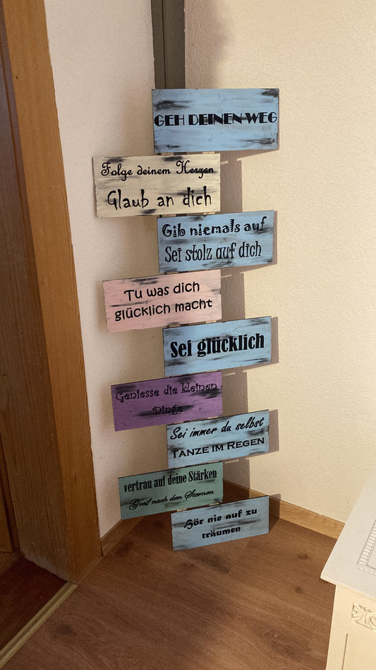Holzschild geh deinen Weg