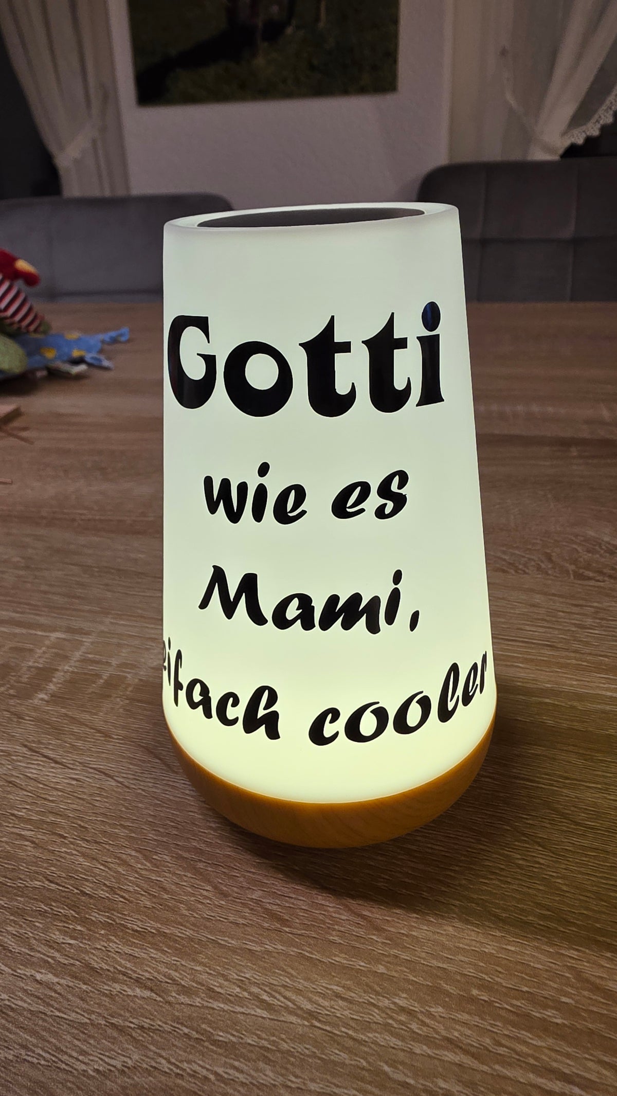 🌈 Personalisierte LED-Tischlampe mit Fernbedienung – „Gotti wie es Mami eifach cooler“