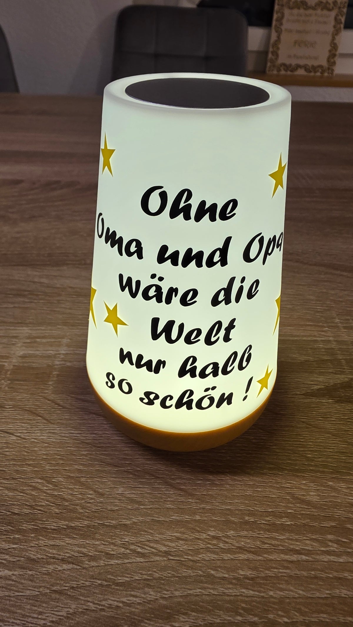 LED-Dekoleuchte „Ohne Oma und Opa wäre die Welt nur halb so schön“ – mit Fernbedienung