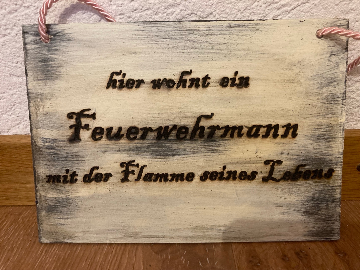 Holzschild A5 hier wohnt ein Feuerwehrmann mit der Flamme seines Lebens