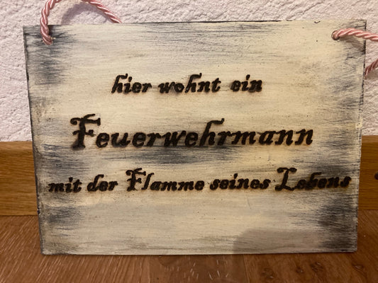 Holzschild A5 hier wohnt ein Feuerwehrmann mit der Flamme seines Lebens