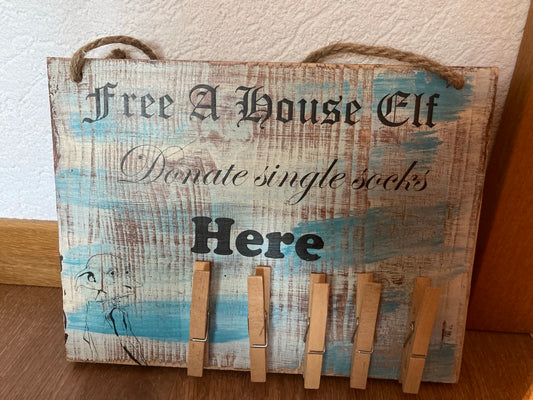 Holzschild für verlorene Socken Free a House Elf