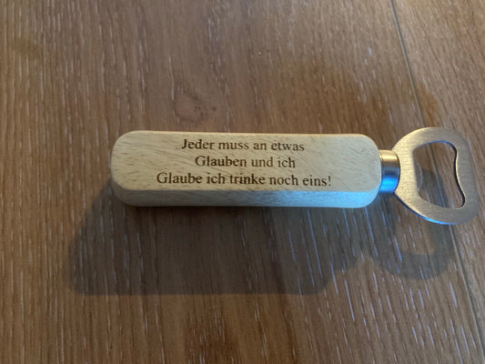 Bieröffner Jeder muss an etwas Glauben