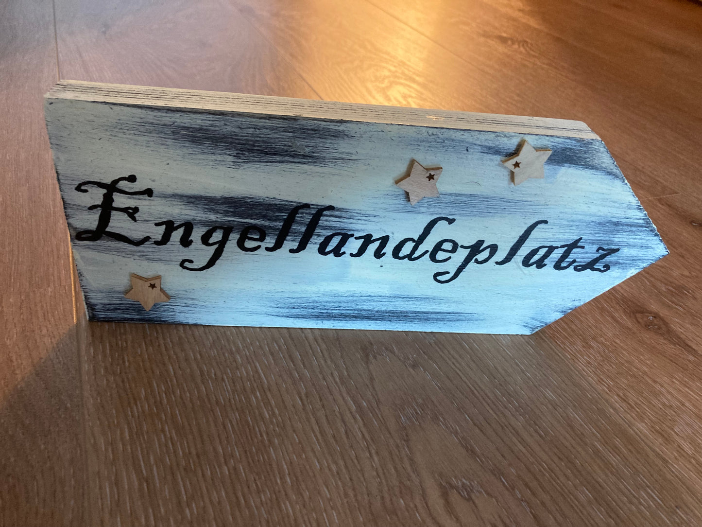Holzschild Pfeil Engellandeplatz