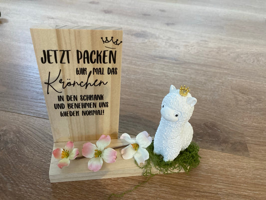 Schild mit gegossenem Alpaka /Jetzt packen wir mal das Krönchen