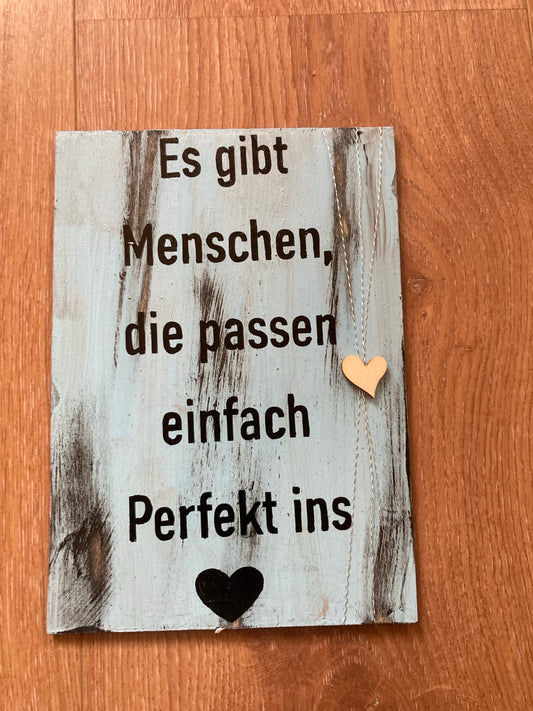 Holzschild A5 Es gibt Menschen die passen einfach perfekt ins Herz