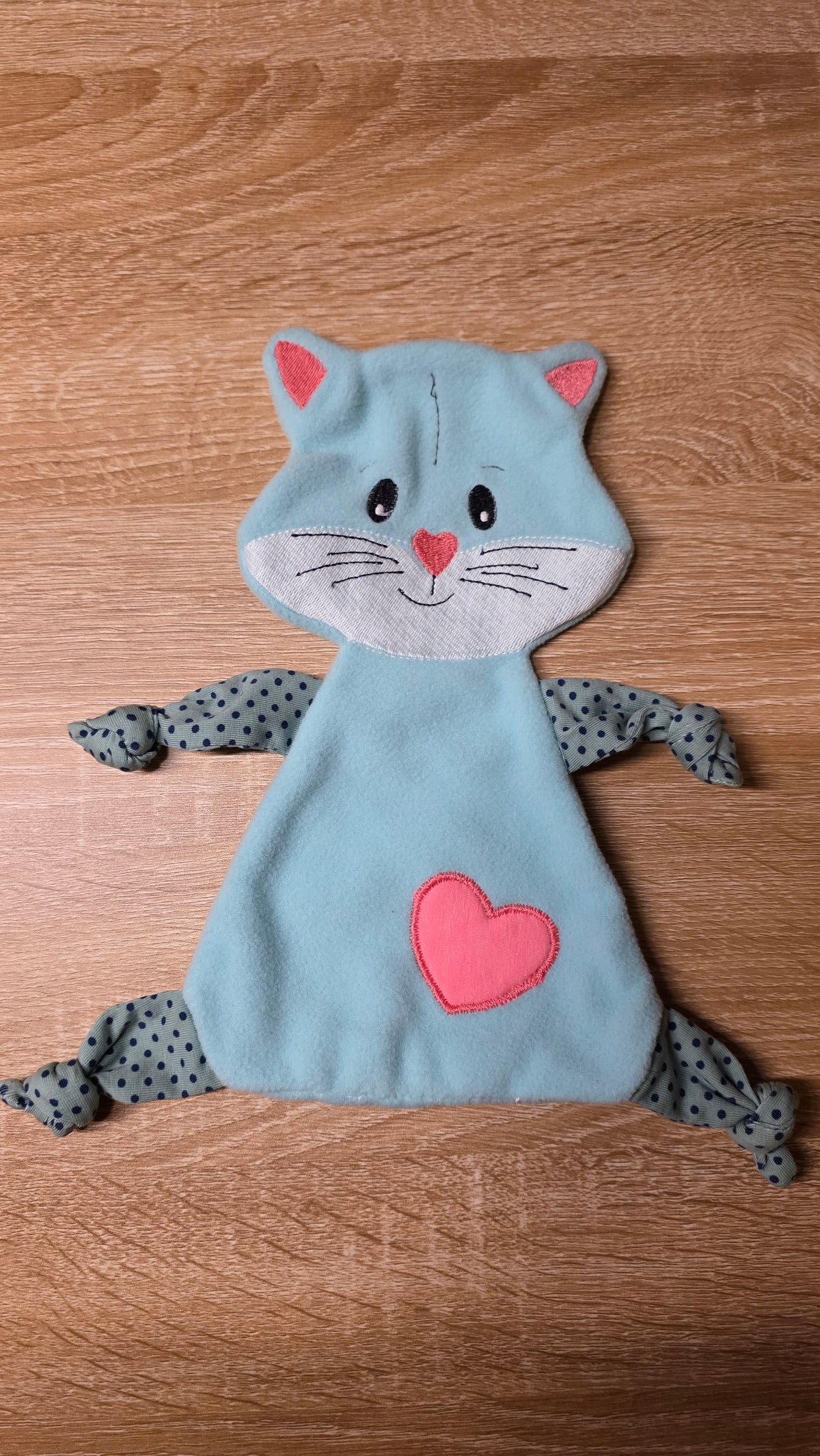 Schmusekatze – Flauschige Kuschelfreundin mit Herz