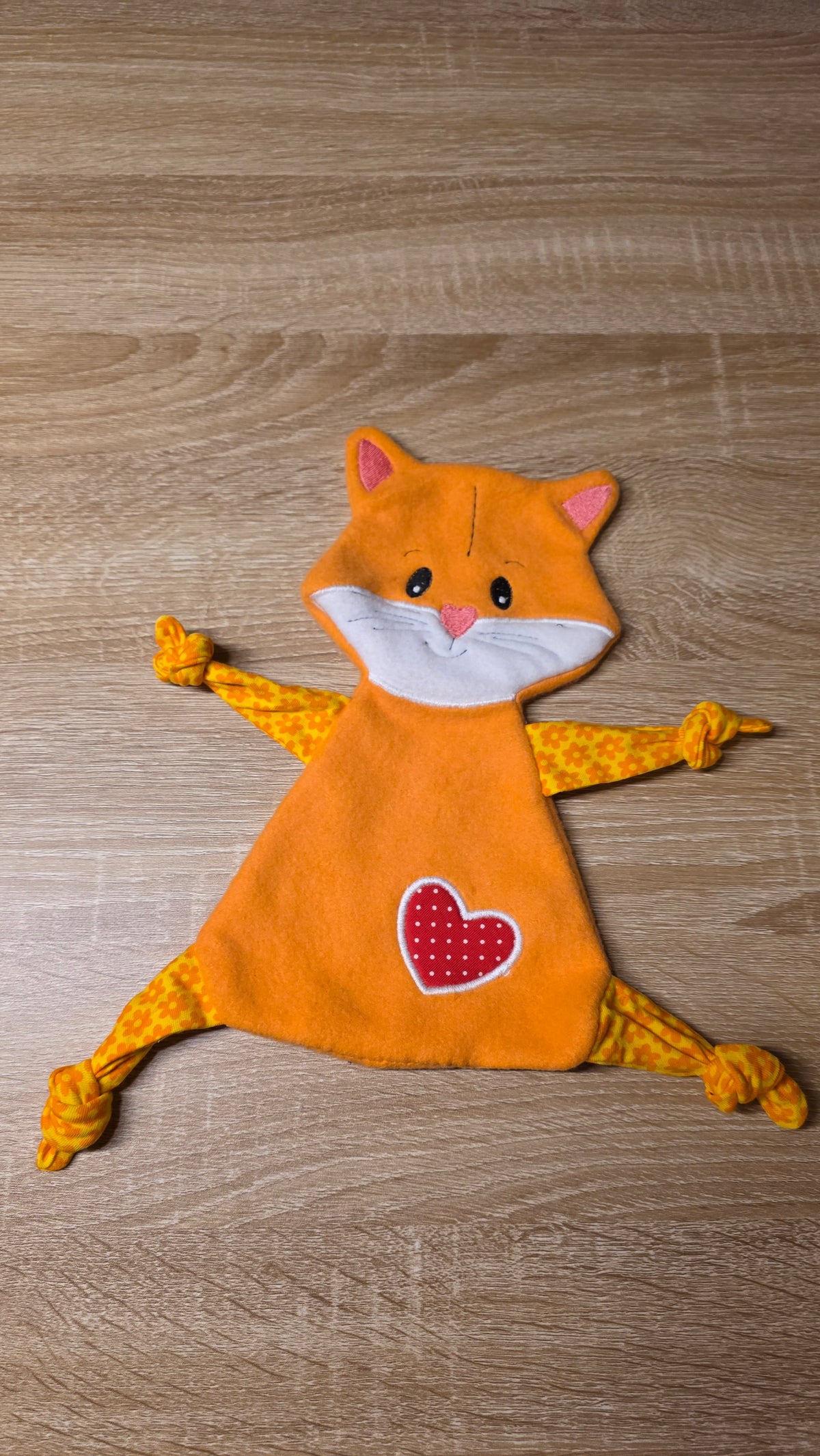 Schmusekatze – Flauschige Kuschelfreundin mit Herz