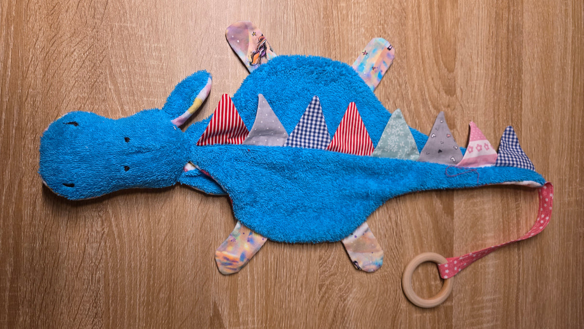 🐉 Kuscheliger Drache mit Holzbeissring – handgemacht mit Liebe 💙