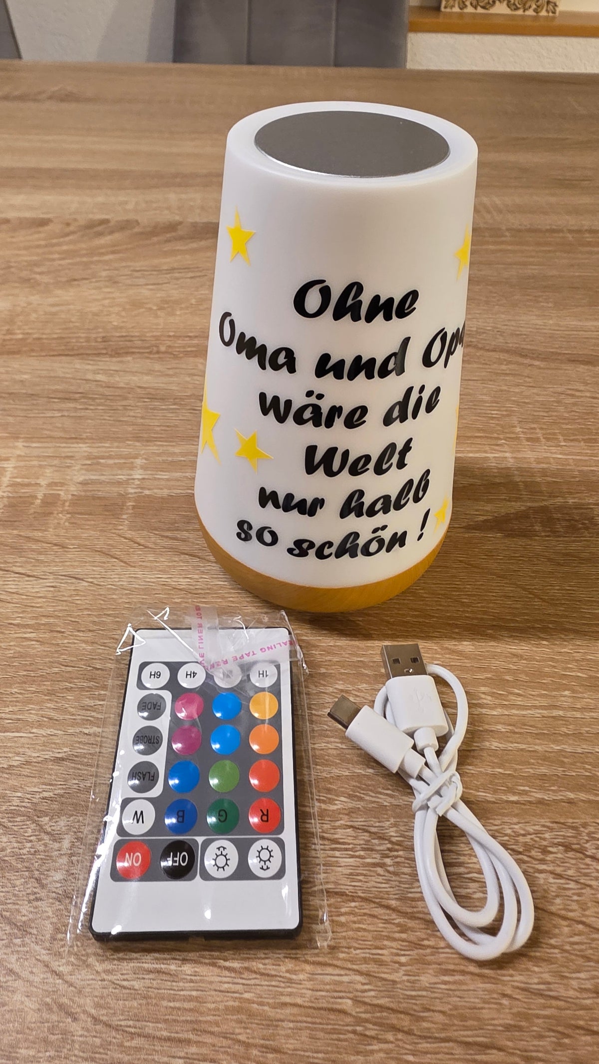 LED-Dekoleuchte „Ohne Oma und Opa wäre die Welt nur halb so schön“ – mit Fernbedienung