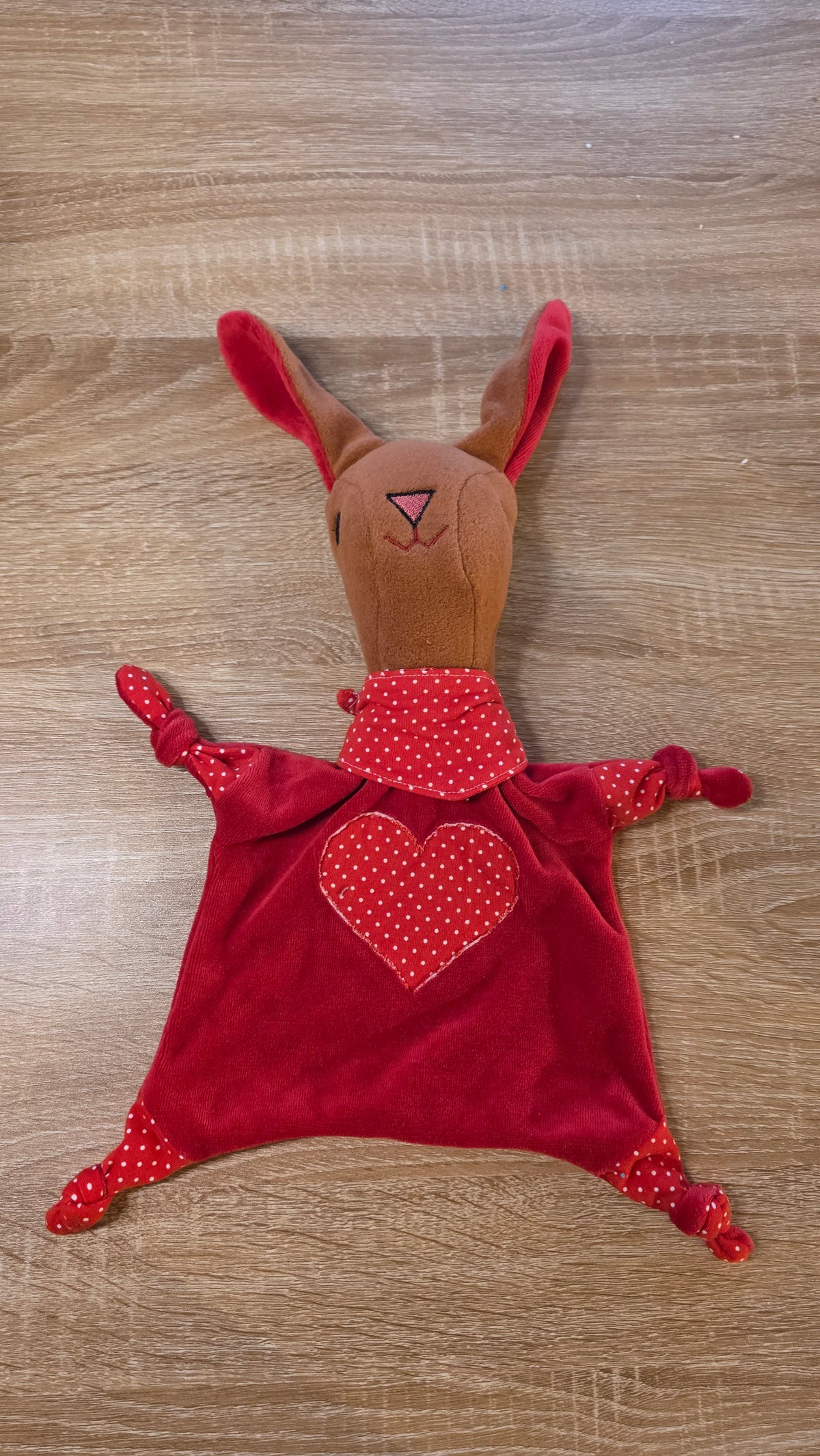 Kuscheltuch Hase – Rot mit Herz und Pünktchen ❤️🐰
