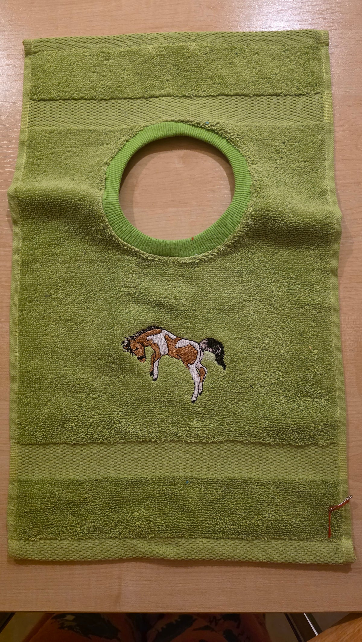 Kinder-Lätzchen aus Frottee mit Stickmotiven