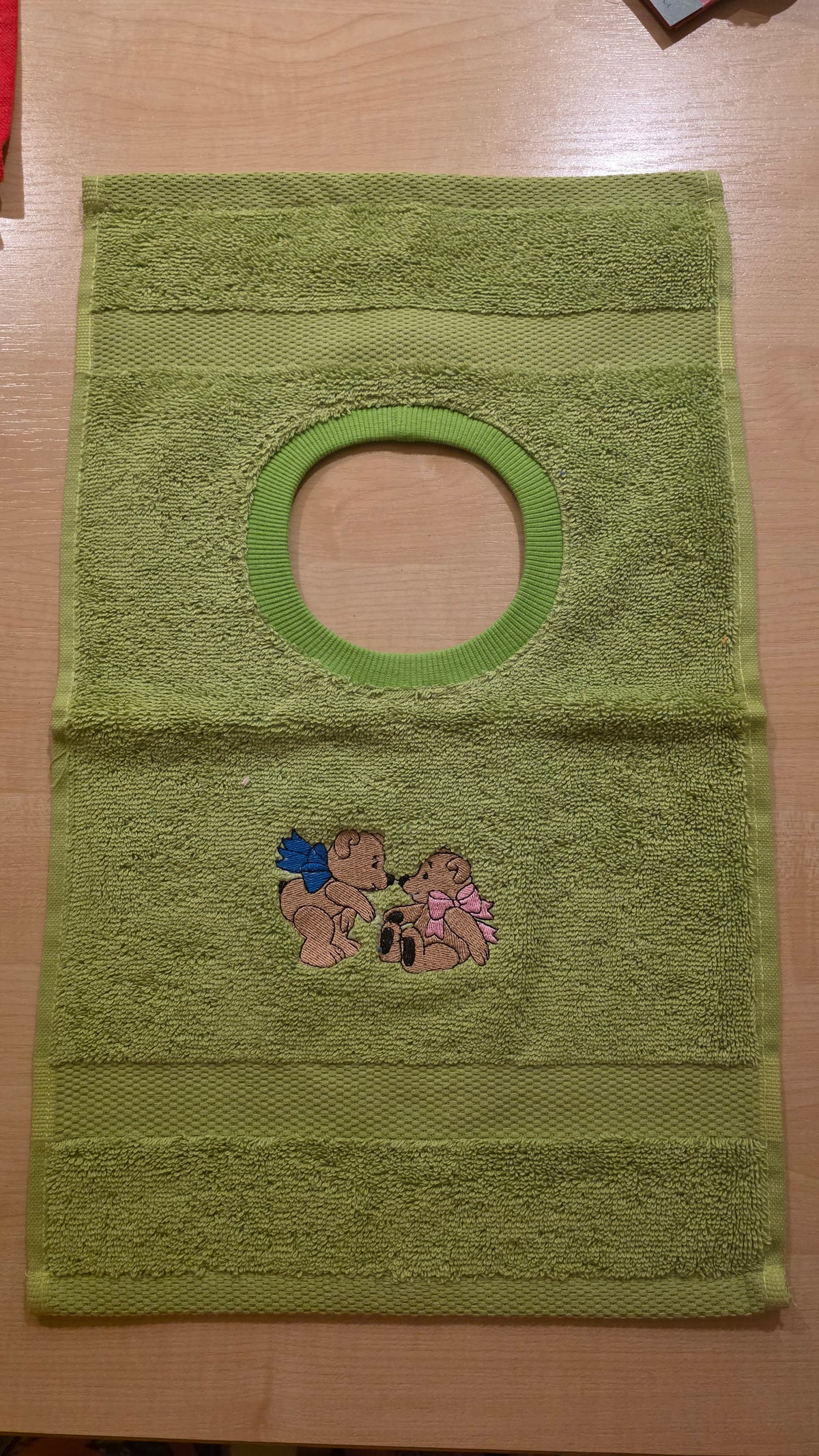 Kinder-Lätzchen aus Frottee mit Stickmotiven