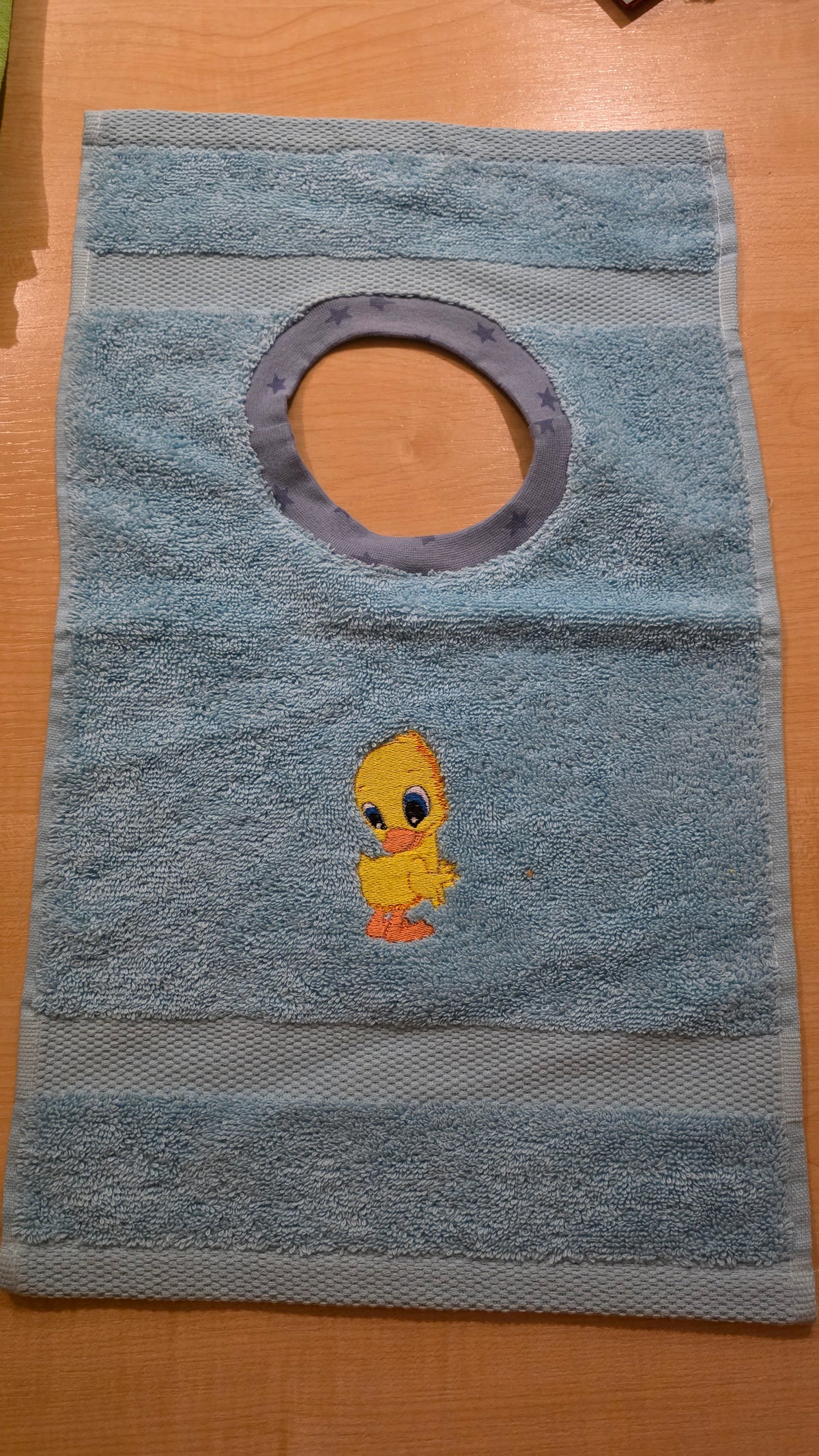 Kinder-Lätzchen aus Frottee mit Stickmotiven
