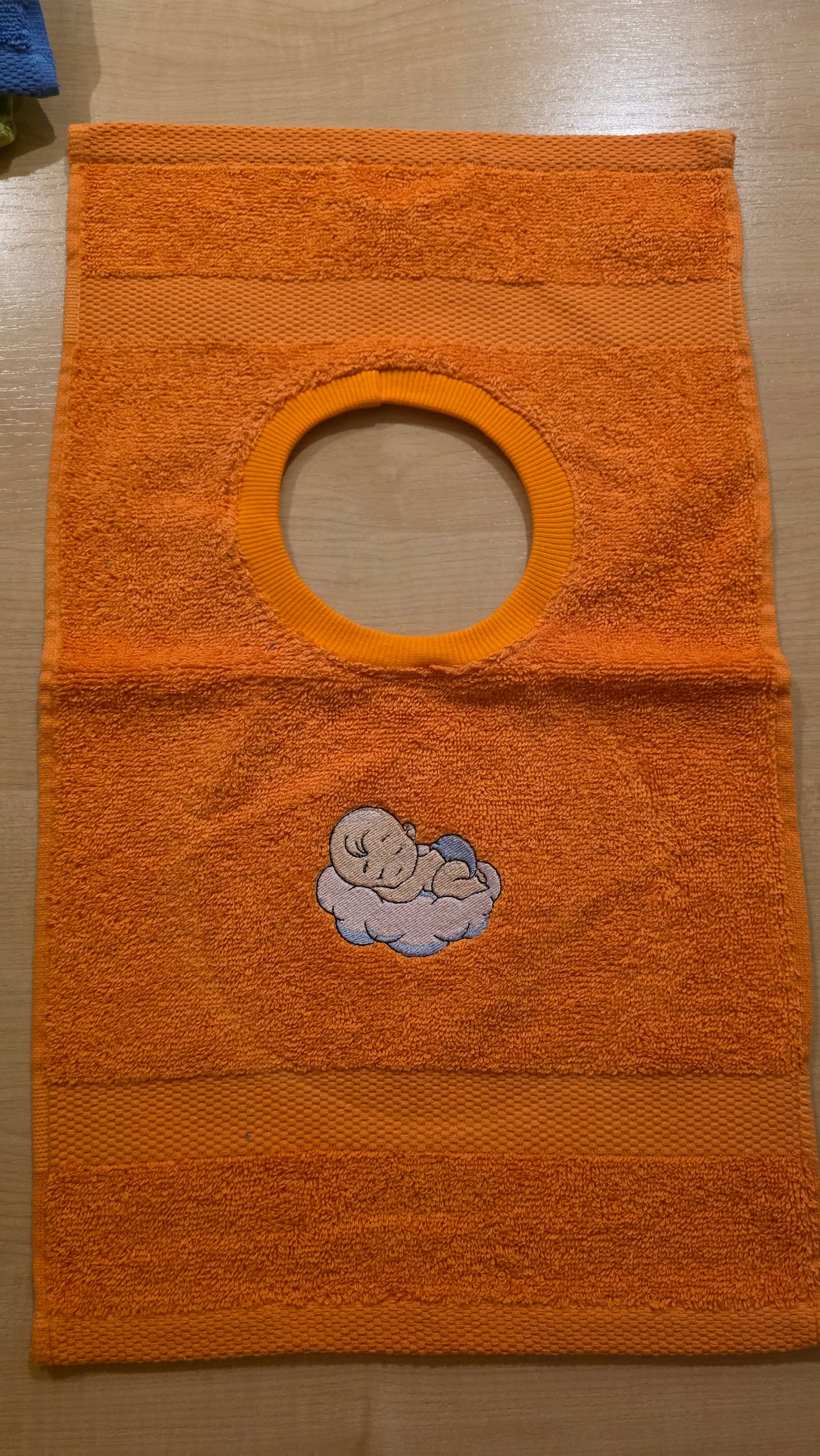 Kinder-Lätzchen aus Frottee mit Stickmotiven