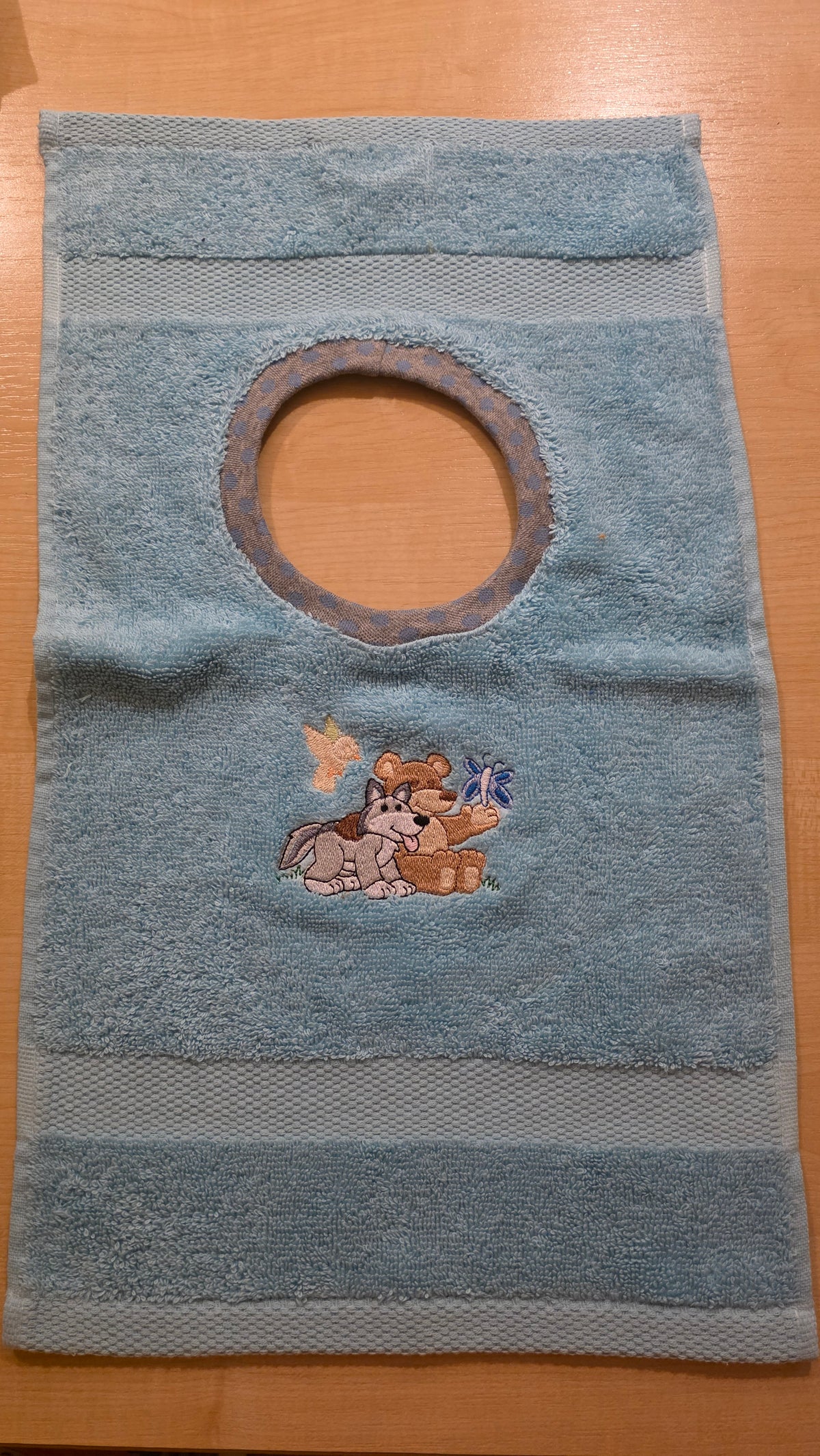 Kinder-Lätzchen aus Frottee mit Stickmotiven