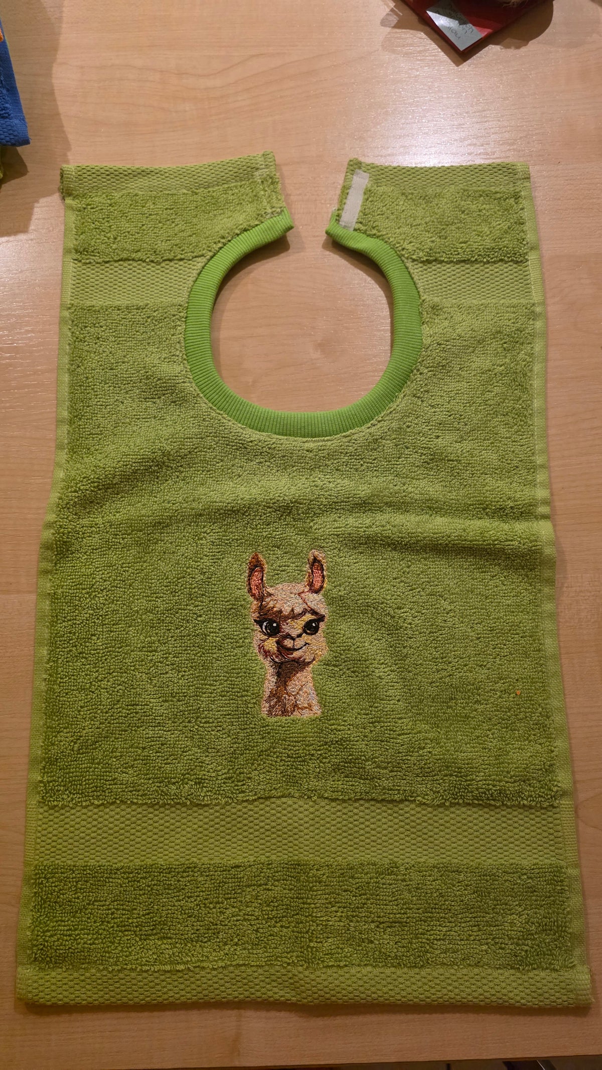 Kinder-Lätzchen aus Frottee mit Stickmotiven