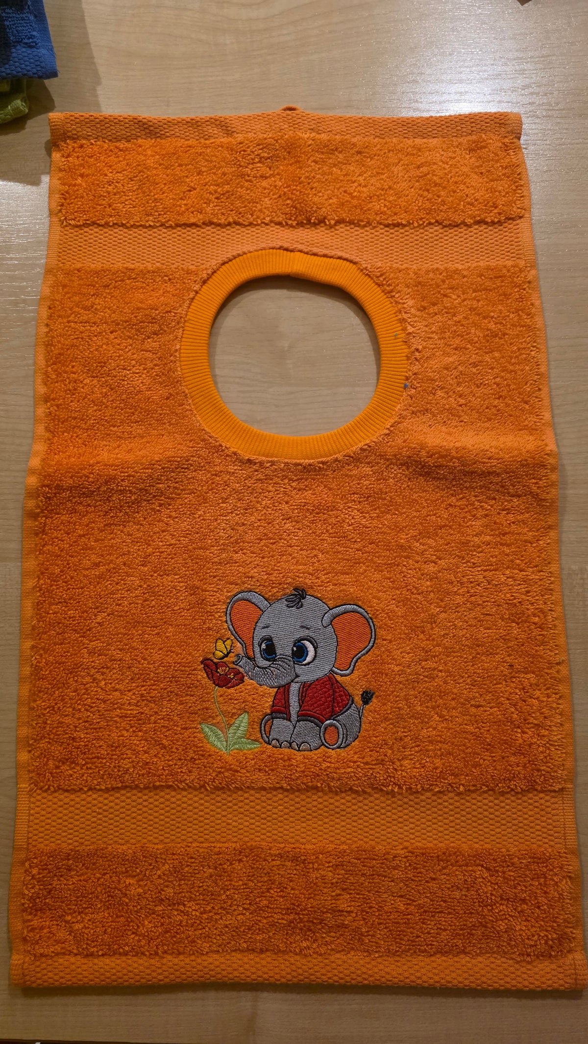 Kinder-Lätzchen aus Frottee mit Stickmotiven