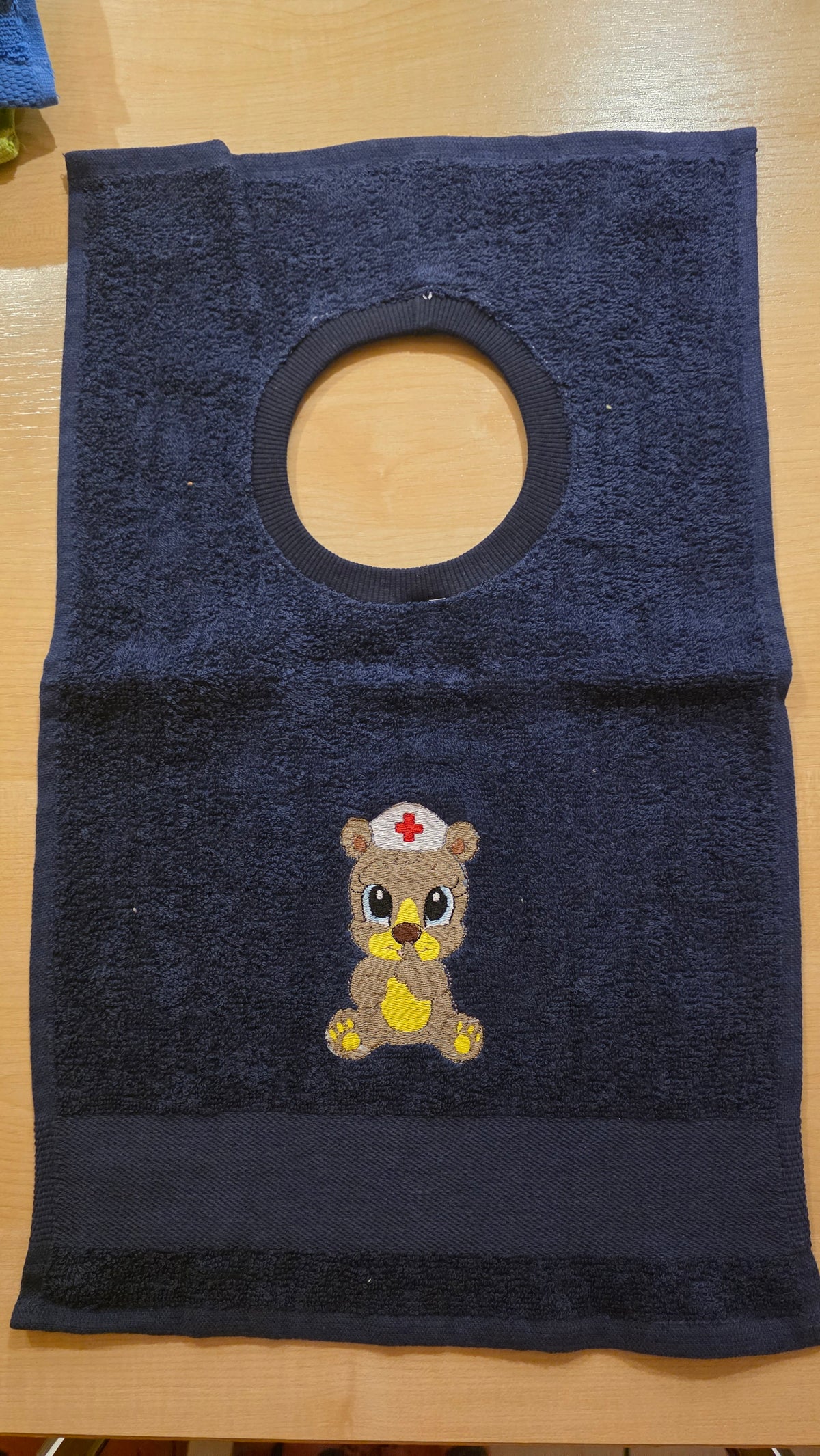 Kinder-Lätzchen aus Frottee mit Stickmotiven