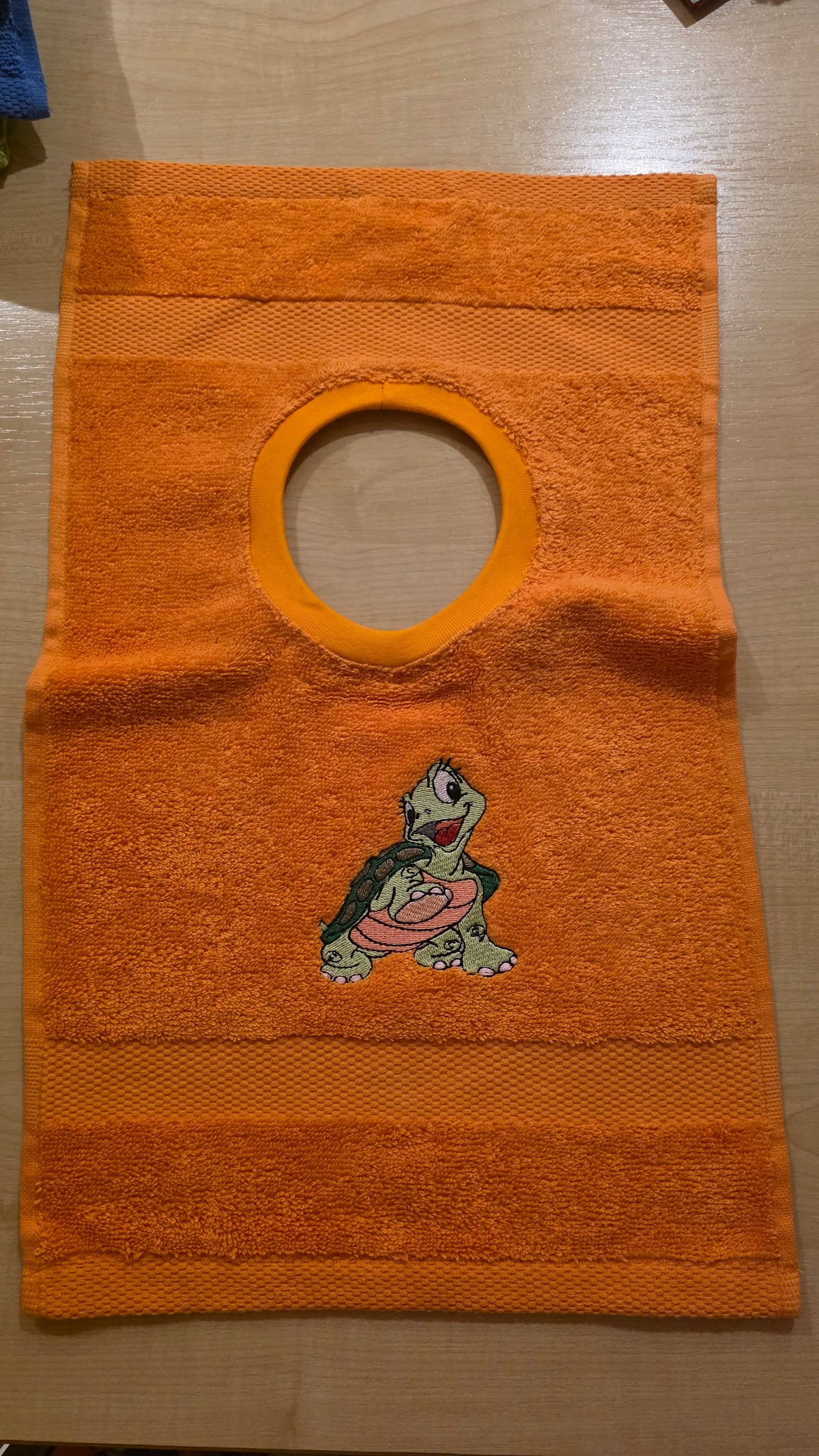 Kinder-Lätzchen aus Frottee mit Stickmotiven