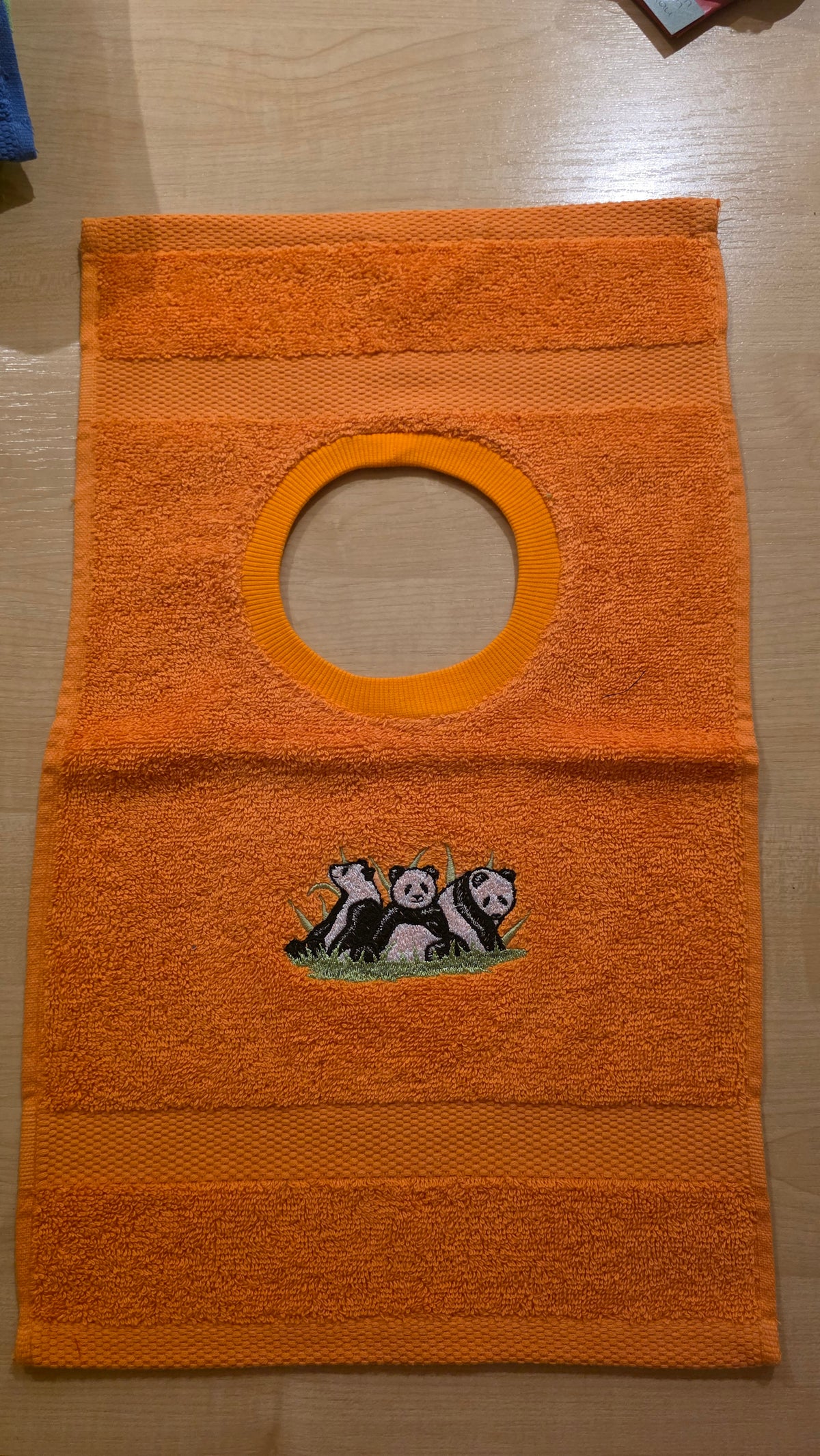 Kinder-Lätzchen aus Frottee mit Stickmotiven