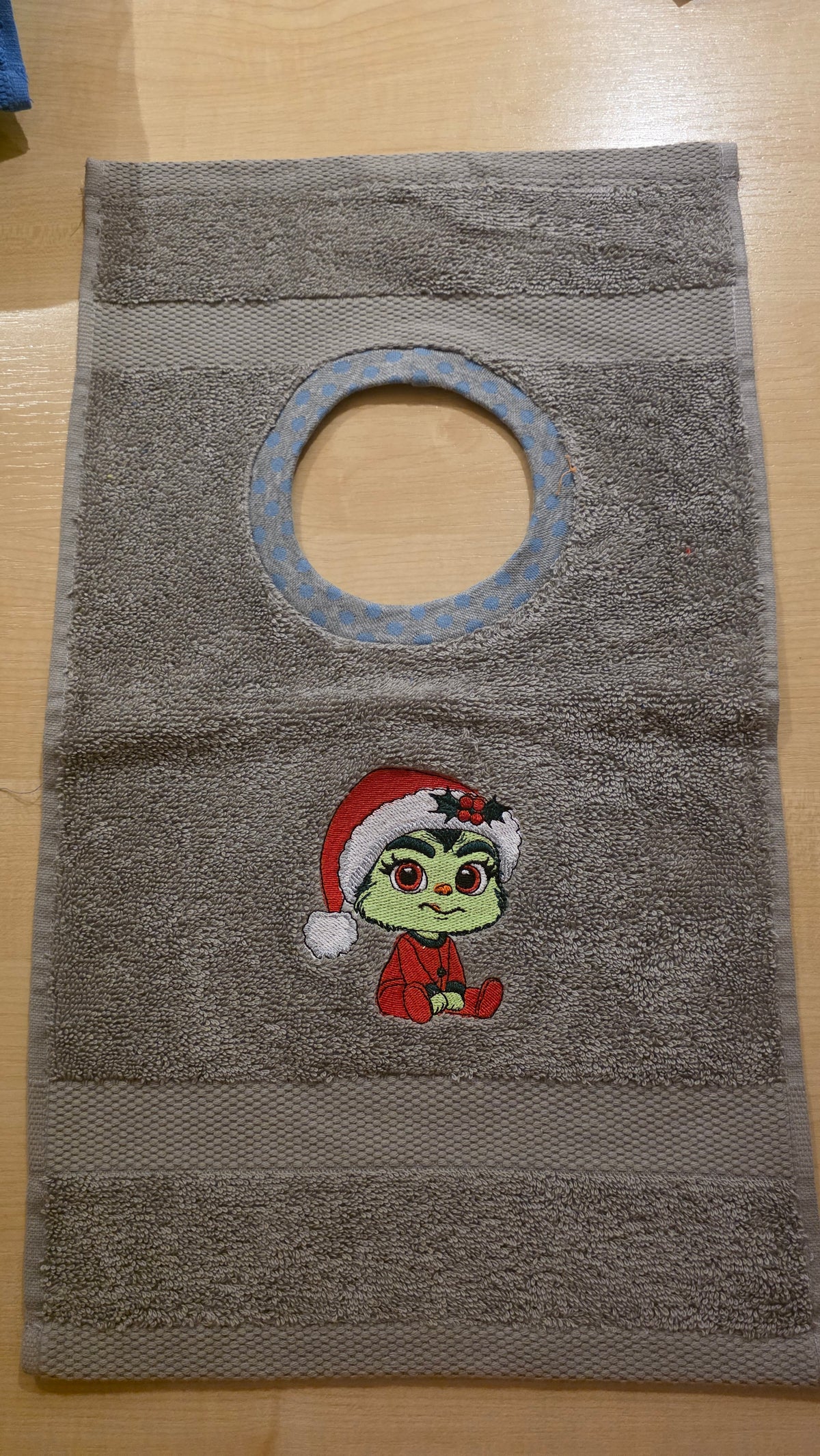 Kinder-Lätzchen aus Frottee mit Stickmotiven