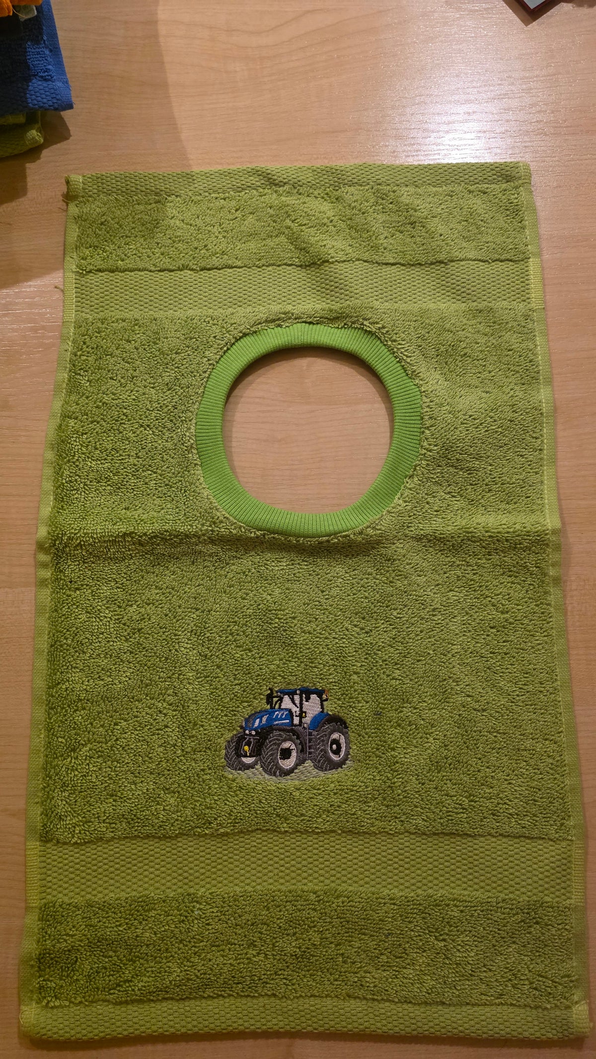 Kinder-Lätzchen aus Frottee mit Stickmotiven