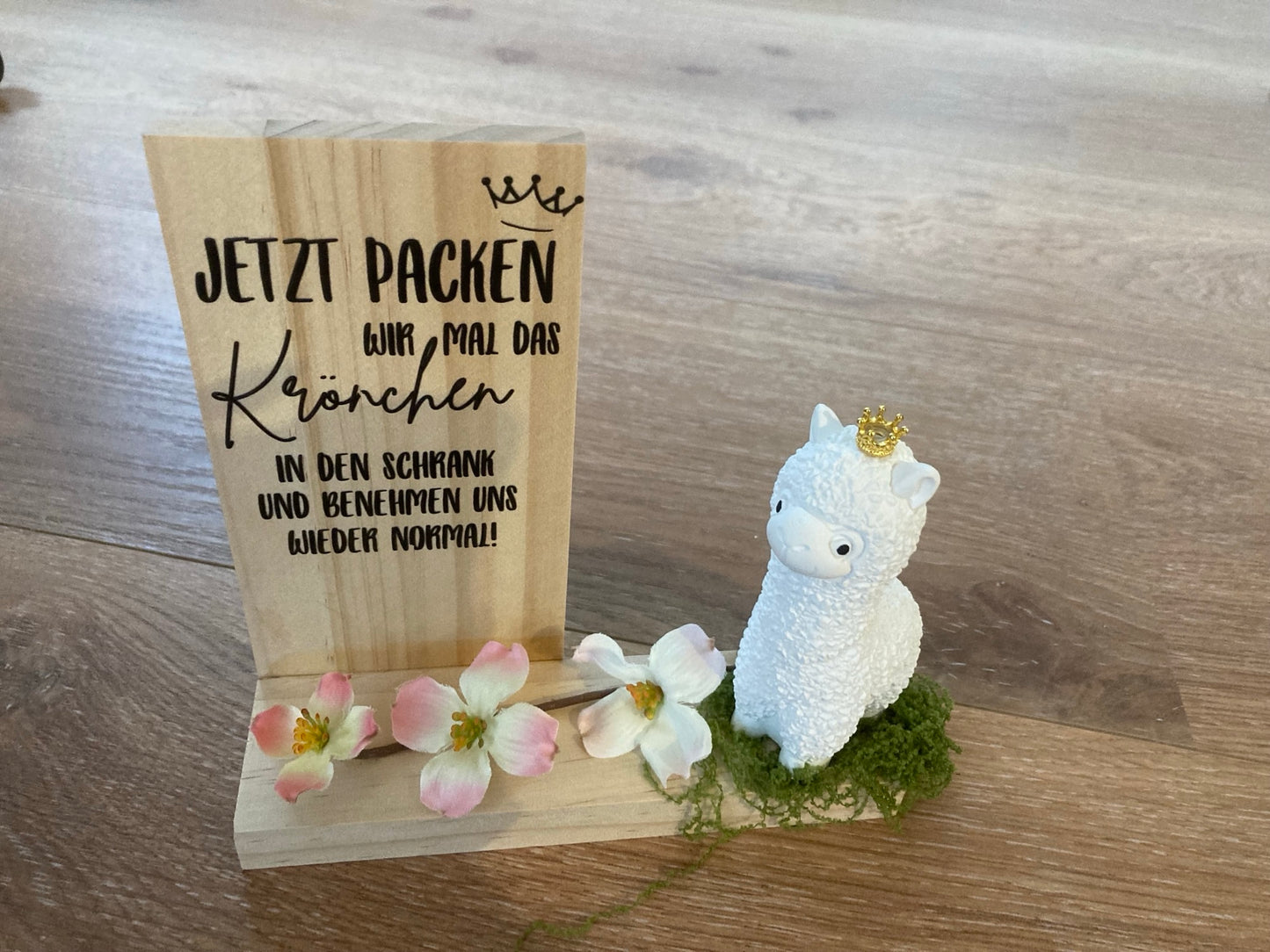 Schild mit gegossenem Alpaka /Jetzt packen wir mal das Krönchen
